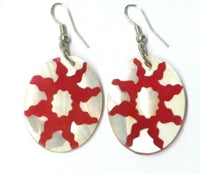 Load image into Gallery viewer, Perlmuttmuschel-Ohrringe, ovale weiße Perlmuttmuschel-Ohrringe mit rotem Sonnenmuster, handbemalt und mit Bügel aus Edelstahl
