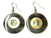 Load image into Gallery viewer, Perlmuttmuschel-Ohrringe, beige-bunt-naturfarbene Ohrringe mit einer Perlmuttmuschel und Bügel aus Edelstahl
