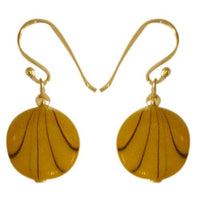 Load image into Gallery viewer, Damenohrringe mit gelb gefärbter Perlmuttmuschel und Muster, mit 925er Sterlingsilberbügel
