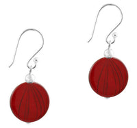 Load image into Gallery viewer, Damenohrringe mit rötlich orange gefärbter Perlmuttmuschel und Muster, mit 925er Sterlingsilberbügel
