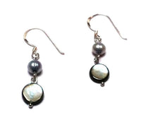 Load image into Gallery viewer, Perlmutt Perle Silberohrringe Ohrringe Ohrhänger 925er Silber Damen Schmuck grau blau gefärbt
