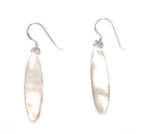 Load image into Gallery viewer, Damen Ohrringe 33 mm Ohrhänger weiß oval Perlmutt 925 Sterling Silber eingefasst lang
