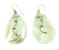 Load image into Gallery viewer, Perlmutt Muschel Ohrringe tropfenförmig Blumenverzierung 925er Sterlingsilber schillernd

