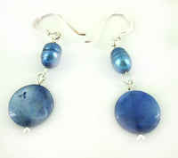 Load image into Gallery viewer, Perlmuttohrringe metallic blau Perle Perlmutt Scheibe rund 925er Sterlingsilber Ohrringe Schmuck
