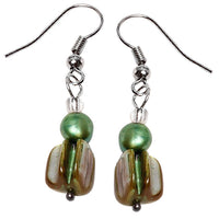Load image into Gallery viewer, Perlmuttohrringe metallic grün Perle Perlmutt Splitter eckig Edelstahl Ohrringe Schmuck
