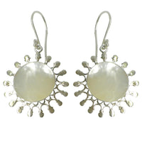 Cargar imagen en el visor de la galería, Perlmuttmuschelohrringe, sonnenförmige Silberohrringe mit runder Perlmuttmuschel, aus 925er Sterlingsilber
