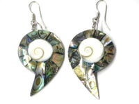 Load image into Gallery viewer, Perlmuttmuschel-Ohrringe, bunte Perlmuttmuschel-Ohrringe in Schneckenform mit Shivaauge in der Mitte, mit Bügel aus Edelstahl
