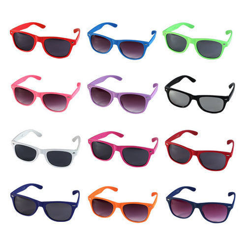 Twelve pairs of Sonnenbrille Nerd einfarbig Unisex Brille are arranged in four rows, each with different colored mirrored frames and 400 UV protection for stylish, colorful eye safety.