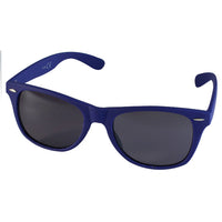 Load image into Gallery viewer, The Sonnenbrille Nerd einfarbig Unisex Brille features blue plastic frames, black lenses, silver accents at the hinges, and offers reliable 400 UV-Schutz. Shown on a white background in classic wayfarer style.
