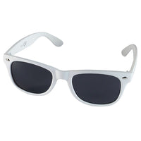 Load image into Gallery viewer, A pair of Sonnenbrille Nerd einfarbig Unisex with white plastic frames and dark tinted, mirrored lenses offering 400 UV protection, showcased against a white background.

