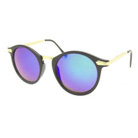 Load image into Gallery viewer, Die Sonnenbrille rund Vintage 400UV im John Lennon Stil kombiniert schwarze Fassungen, goldene Metalldetails und blau-violett verspiegelte Gläser – ein moderner Twist des Klassikers auf weißem Hintergrund.
