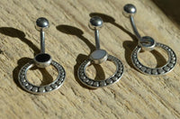 Load image into Gallery viewer, Bauchnabelpiercing aus Edelstahl &amp; Silber mit Punkte Ring
