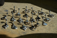 Load image into Gallery viewer, Bauchnabelpiercing aus Edelstahl Silber mit Punkte Träne
