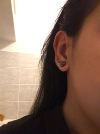 Cargar imagen en el visor de la galería, Fake Piercing schwarz silbern glitzernd Peace Zeichen Schaubverschluss Edelstahl
