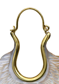 Load image into Gallery viewer, Ohrringe Holz Brass Bügel golden braun dunkelbraun Perlmutt Ohrhänger Schmuck
