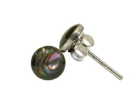 Load image into Gallery viewer, Ohrstecker Perlmutt grau bunt schillernd flach rund eingefasst 925er Sterling Silber Ohrringe
