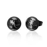 Load image into Gallery viewer, A pair of 10 mm round silber-schwarz Edelstahl Gecko Kreuz Totenkopf Ohrstecker with a gecko design, shown on a white reflective surface.
