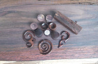 Cargar imagen en el visor de la galería, Fake Spirale Lobe Piercing Edelstahl Ohrstecker Dehnschnecke Holz Ohrring Dehner
