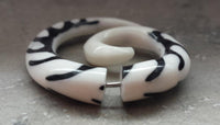 Cargar imagen en el visor de la galería, Fake Piercing Bone Edelstahl weiß Spirale Zebra Wellen Zacken Ohrstecker Ohrring
