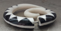 Cargar imagen en el visor de la galería, Fake Piercing Bone Edelstahl weiß Spirale Zebra Wellen Zacken Ohrstecker Ohrring
