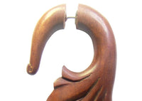 Load image into Gallery viewer, Fake Lobe Piercing Edelstahl Redwood Sawoholz Holz Fishtail Flügel rot braun
