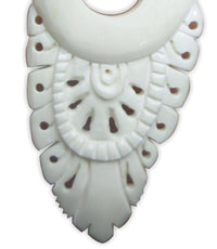 Load image into Gallery viewer, Bone Pin Creolen 63mm weiß Knochen Ohrringe Handarbeit verzierte Träne Schmuck - chic - net.de
