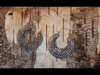 Cargar imagen en el visor de la galería, Brass Ohrringe Blumensichel silbern Messing - chic - net.de
