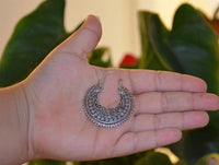 Cargar imagen en el visor de la galería, Brass Ohrringe Blumensichel silbern Messing - chic - net.de
