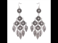 Cargar imagen en el visor de la galería, Brass Ohrringe silberfarben Anhänger rund Stein weiß schimmernd Federn - chic - net.de
