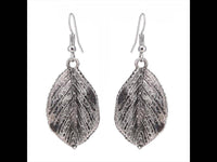 Cargar imagen en el visor de la galería, Brass Ohrringe silberfarben oxidiert Blatt Struktur Maserung fein - chic - net.de
