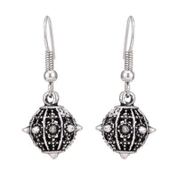 Cargar imagen en el visor de la galería, Brass Ohrringe silberfarben oxidiert kleine Kugeln Dreieck Nieten spitz - chic - net.de
