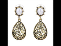 Load image into Gallery viewer, Brass Ohrstecker antik golden Perle weiß Tropfen halbrund Muster - chic - net.de
