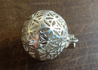 Cargar imagen en el visor de la galería, Anhänger Kugel versilbert hohl Blume des Lebens Silber gestanzt 24 mm Messing - chic-net.de
