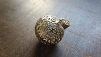 Cargar imagen en el visor de la galería, Anhänger Kugel versilbert hohl Blume des Lebens Silber gestanzt 24 mm Messing - chic-net.de

