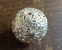 Cargar imagen en el visor de la galería, Anhänger Kugel versilbert hohl Blume des Lebens Silber gestanzt 24 mm Messing - chic-net.de

