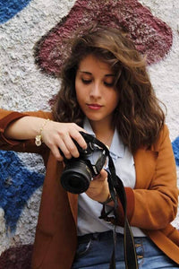 Load image into Gallery viewer, Armband Brass Perlen grün Brass Röhren Blume geöffnet weiß bemalt - chic-net.de
