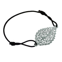 Load image into Gallery viewer, Armband Gummiband schwarz Messing Anhänger silbern Blatt spitz verschnörkelt Muster - chic-net.de
