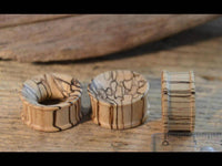 Load image into Gallery viewer, Bananenholz Flesh Tunnel hell ribbed straight konkav - chic-net.de
