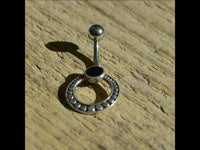 Load image into Gallery viewer, Bauchnabelpiercing aus Edelstahl &amp; Silber mit Punkte Ring - chic-net.de
