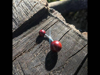 Load image into Gallery viewer, Bauchnabelpiercing Holz rot braun Kugeln Edelstahl.
