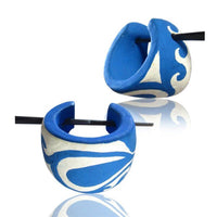 Load image into Gallery viewer, blau Holzcreolen weiß Pin-Ohrringe Pin-Creolen Wellen handbemalt Holz Horn Pin 16 mm - chic-net.de

