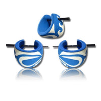 Load image into Gallery viewer, blau Holzcreolen weiß Pin-Ohrringe Pin-Creolen Wellen handbemalt Holz Horn Pin 16 mm - chic-net.de
