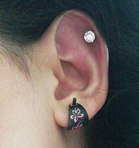 Load image into Gallery viewer, Blumen Hawaii pink Holzcreolen Pin-Ohrringe Pin-Creolen Holz Horn Pin schwarz handbemalt 16 mm - chic-net.de
