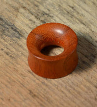 Load image into Gallery viewer, Blutholz Flesh Tunnel rötlich handmade double flared - chic-net.de
