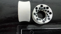 Cargar imagen en el visor de la galería, Bone Flesh Tunnel Polka Dots Punkte schwarz weiß double flared Plug Piercing - chic-net.de
