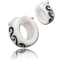 Load image into Gallery viewer, Bone Pin-Ohrringe handbemalt Spiralen Muster weiß Pin-Creolen Holz Horn Pin schwarz 14 mm - chic-net.de
