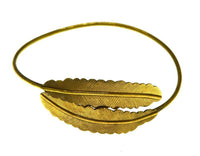 Load image into Gallery viewer, Brass Armreif antik golden zwei Federn schmal - chic-net.de
