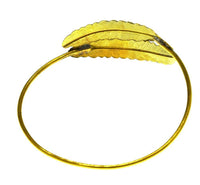 Load image into Gallery viewer, Brass Armreif antik golden zwei Federn schmal - chic-net.de

