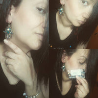 Cargar imagen en el visor de la galería, Brass golden Khamsa Ohrringe Sonne Emaille Streifen Steine bunt rosa türkis - chic-net.de
