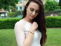 Load image into Gallery viewer, Brass golden schwarz weiß Perlen Kristalle Schleife Charm Armband verstellbar - chic-net.de
